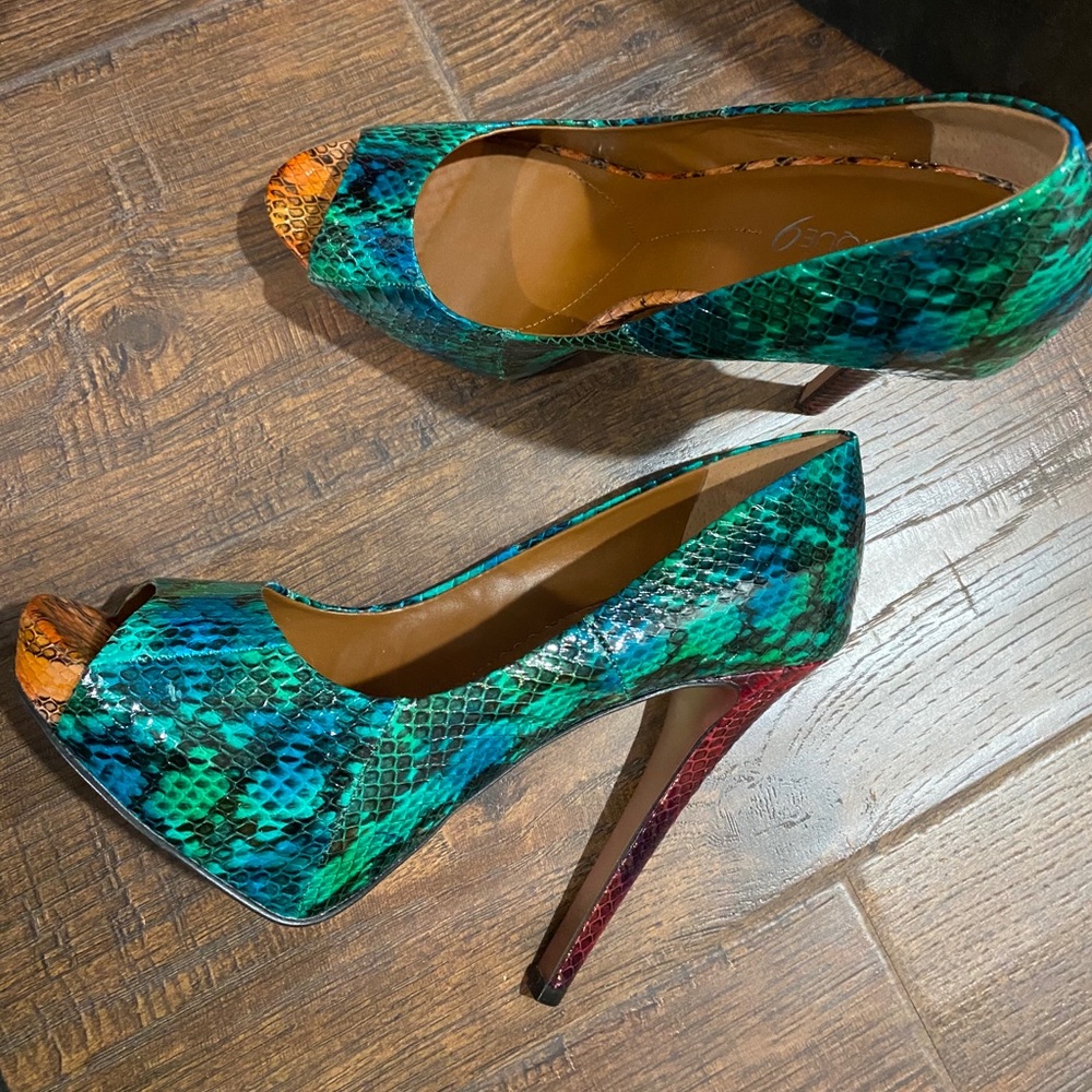 Boutique 9 BTCaden peep toe pump